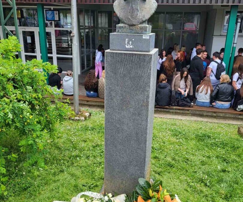 Na današnji dan rođendan su slavili naši sugrađani Isidor Kršnjavi i Stanko Bilinski koji su svojim životom i djelom vezani uz našu školu i Našice